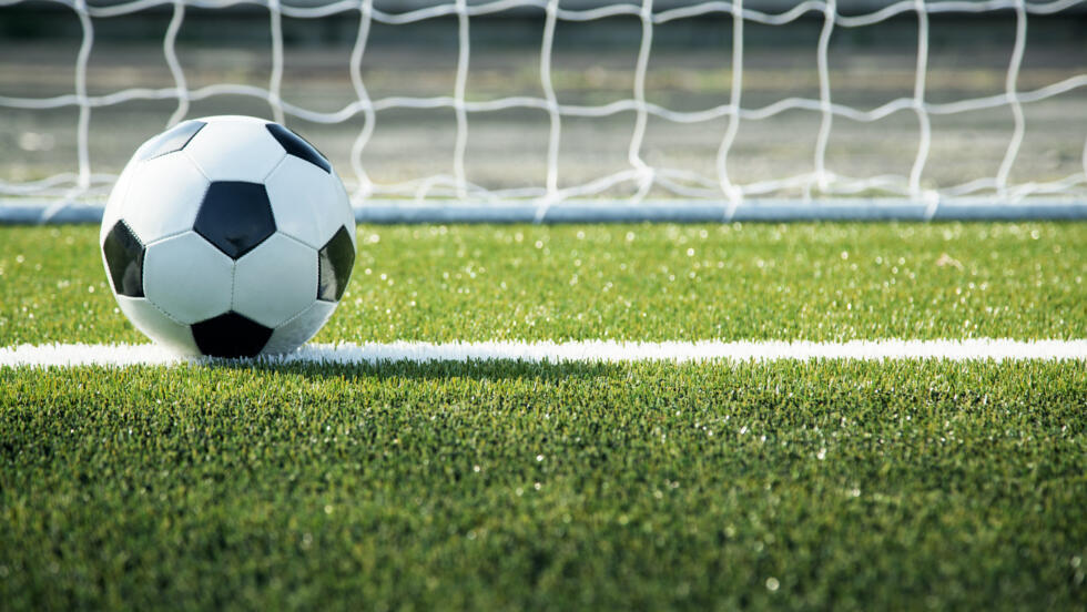 美记：艾顿因病缺席湖人今天训练，但他将随队前往犹他州