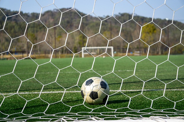 芒特进球后奔向B费，眼神启动诠释默契