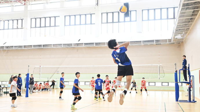 今天体能考验很大！杨瀚森次节被换下脸露疲倦